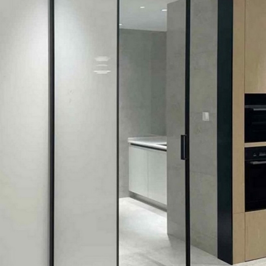 Sliding door – Powder-coated aluminum