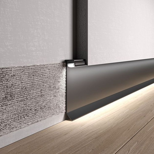 Flat skirting strip